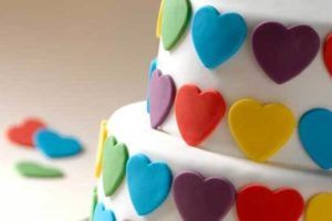 Guia com dicas e vídeos de como fazer bolos decorados com pasta americana
